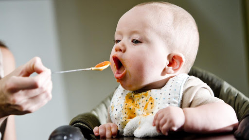Thức ăn hấp dẫn sẽ giúp bé tập nhai và hứng thú hơn với việc ăn uống.