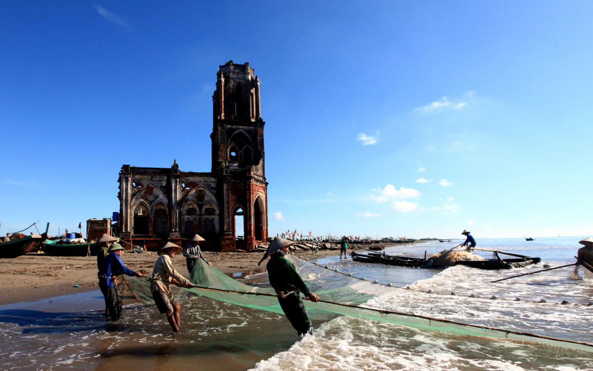 Khám phá vẻ đẹp thơ mộng của nhà thờ đổ tại Nam Định