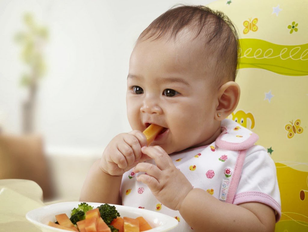 Khi nào em bé có thể bắt đầu ăn thức ăn đặc?