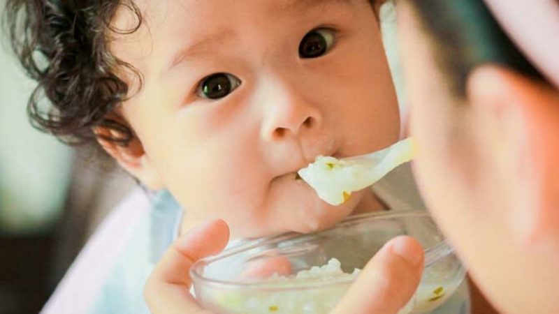 Khi nào nên đưa thức ăn đặc vào trong chế độ ăn của bé?