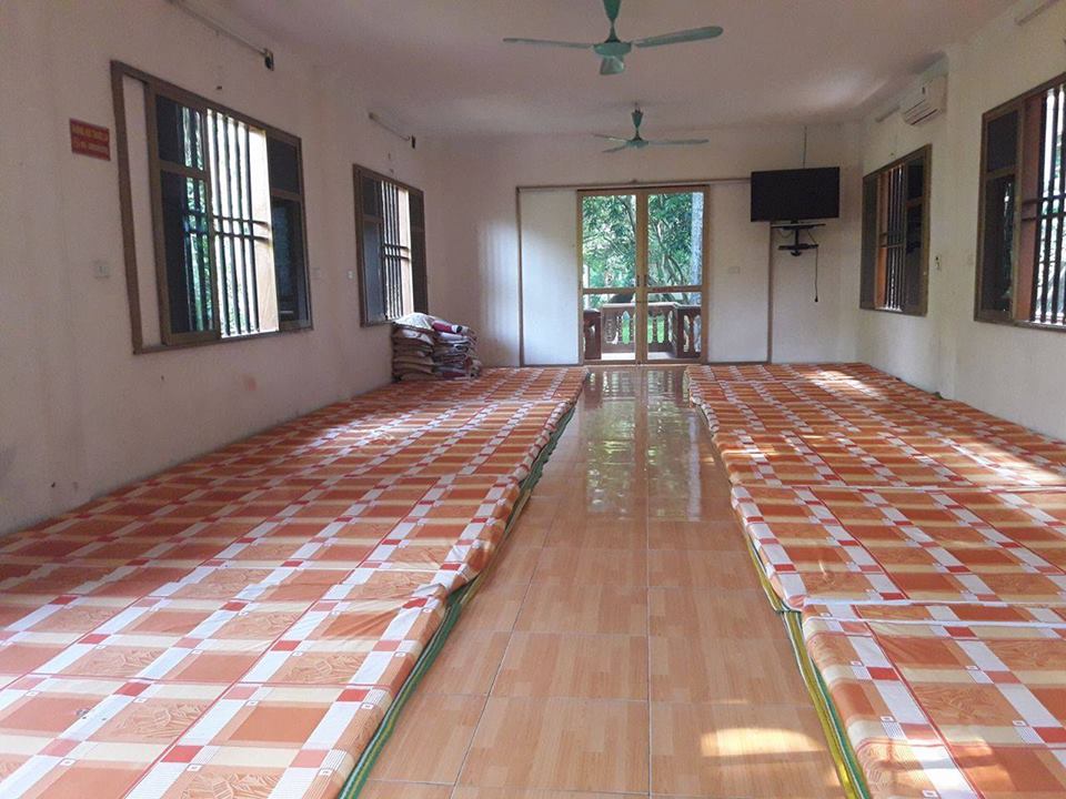 Nhà sàn ở khu du lịch ao vua