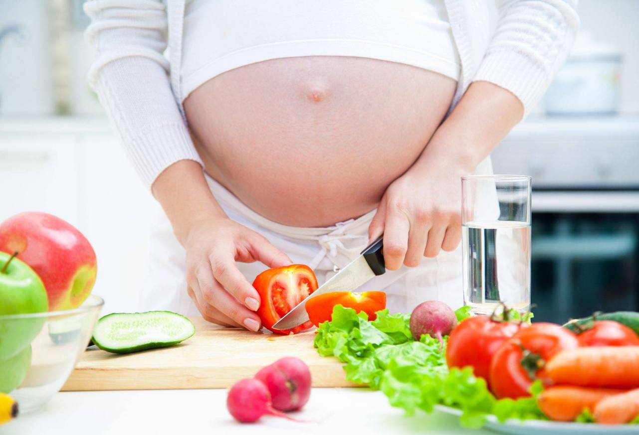 Những loại rau xanh bà bầu nên ăn trong 3 tháng đầu thai kỳ
