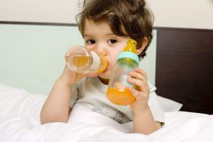 sử dụng những loại nước ép trái cây hay rau quả... để cung cấp nguồn vitamin mạnh mẽ cho bé