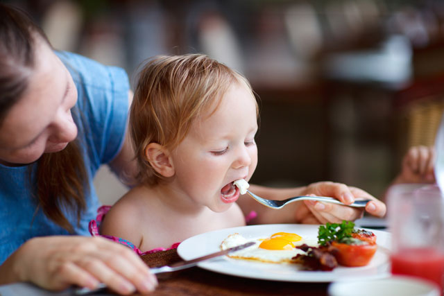 Trứng và những lưu ý mẹ cần nắm khi cho con yêu ăn